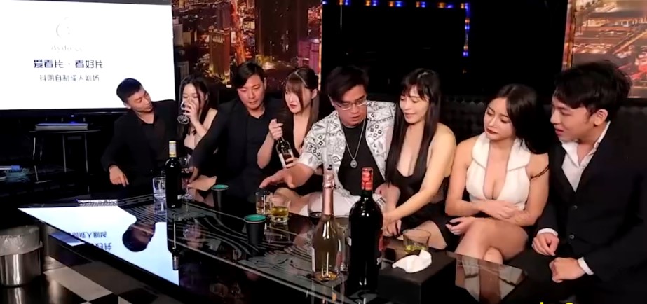 Vừa hát karaoke vừa chịch bốn em KTV xinh đẹp